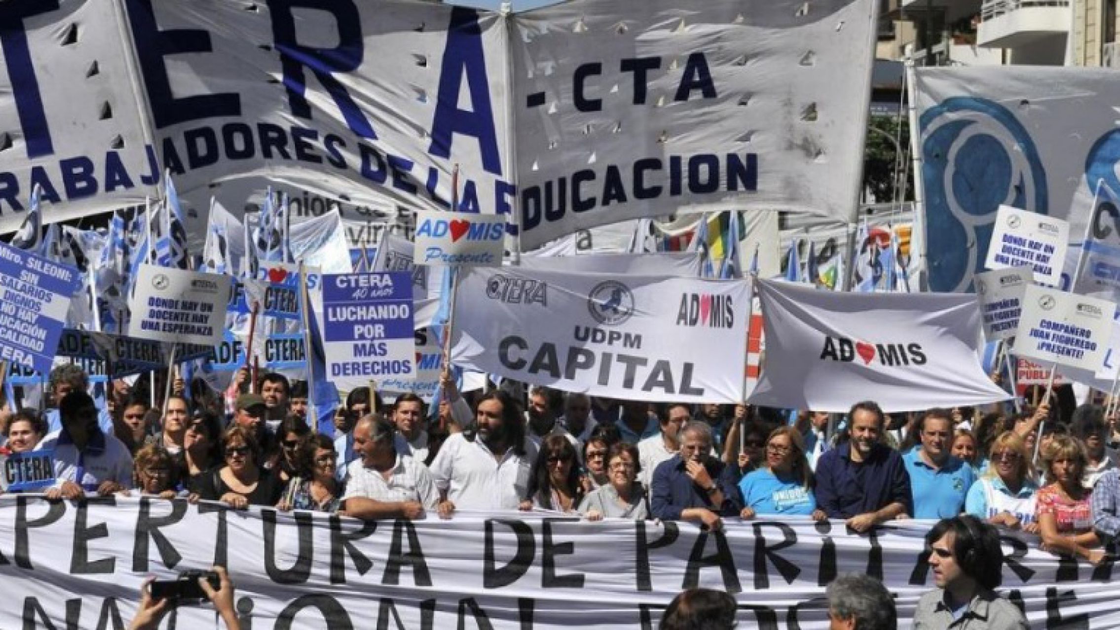 Ctera llamó a un paro nacional para el lunes tras el ajuste en sueldos docentes